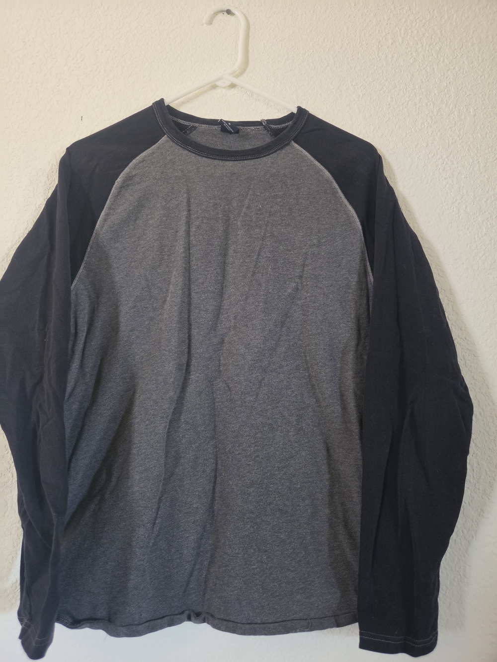 GAP Men's Two-Tone Raglan Long Sleeve Shirt - Gray & Black